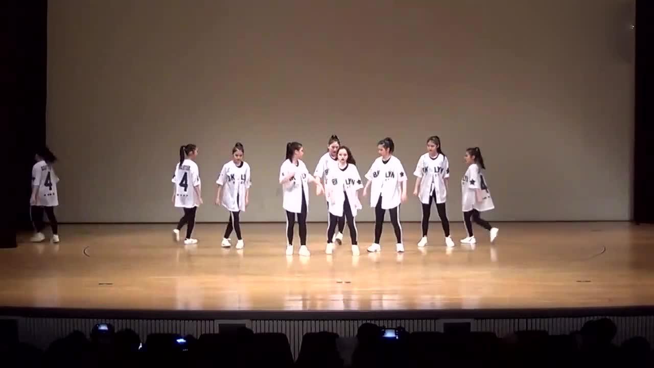 The dance performance of a high school campus party shocked the whole audience at the beginning.