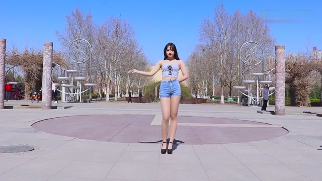 When the sex girl dance,the passers-by are all attracted