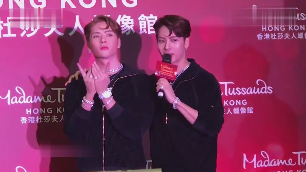 jackson wang attended the unveiling ceremony of the wax statue and took a group photo after seeing it