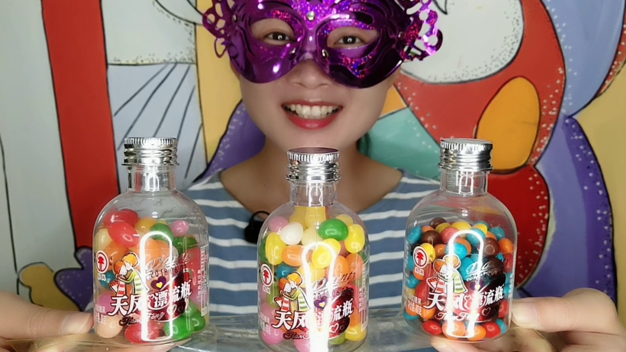 Girls eat "interesting drifting bottle candy", colorful and beautiful, sweet and sour fruit taste more.