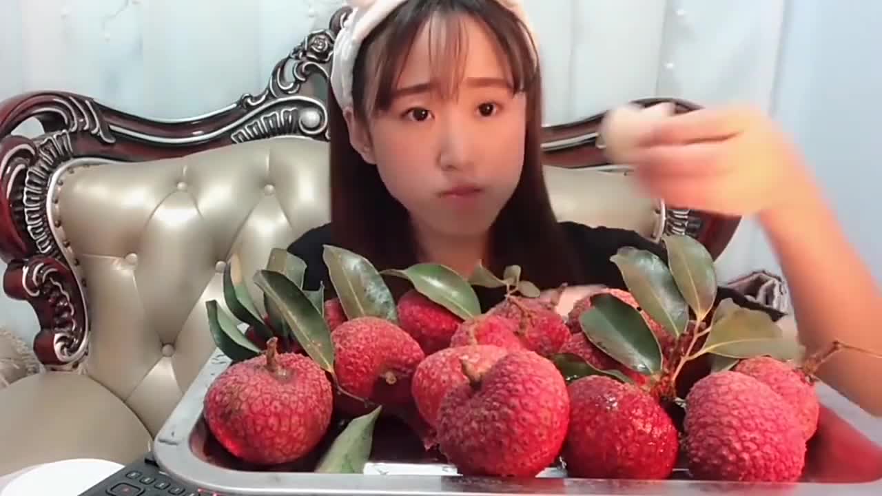 Lady and sister eat litchi, haw and gulp, delicious