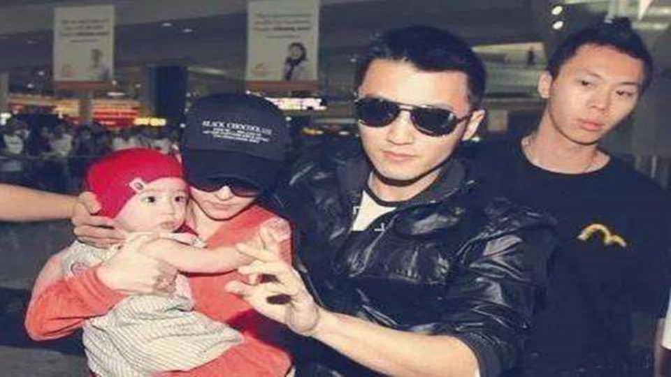 Cecilia Cheung took her child's household registration, and the father column finally came to light!  Netizen: Unexpected