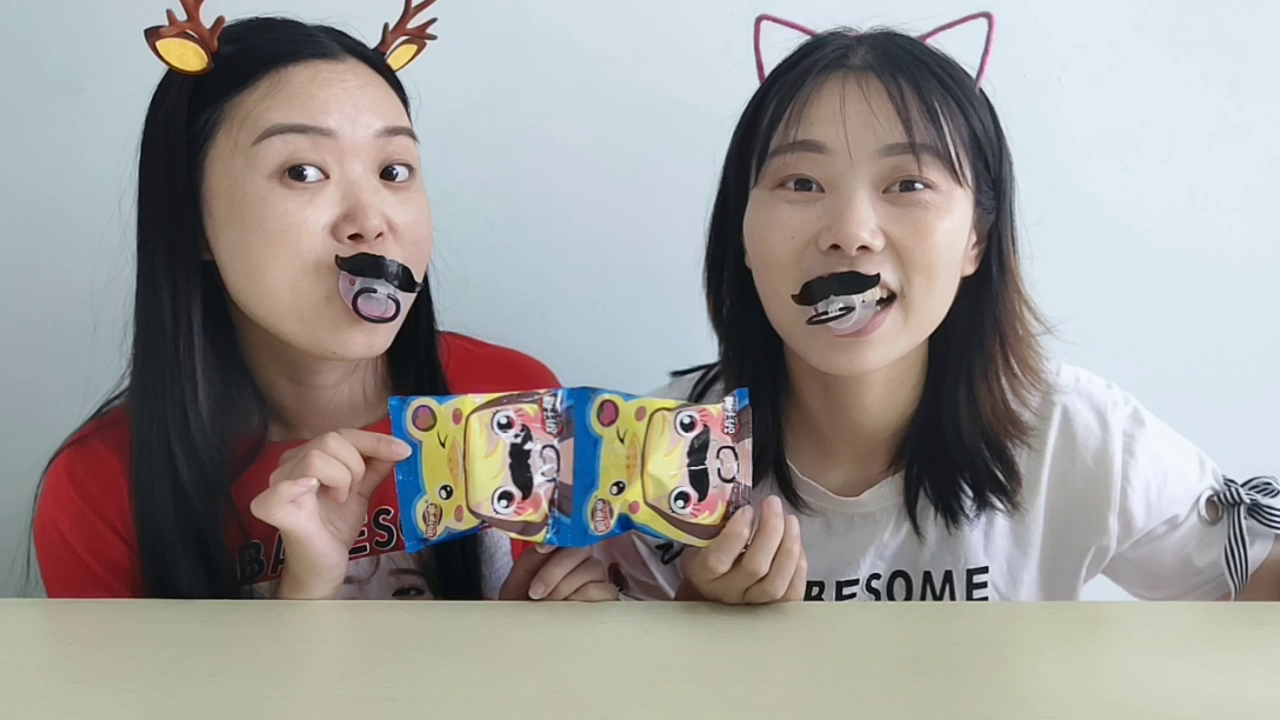 Girlfriend pranks, eat "mustache nipple candy" as Uncle super funny, while eating fun.