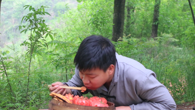 Yege eats "weird tomatoes", four, can you finish it?