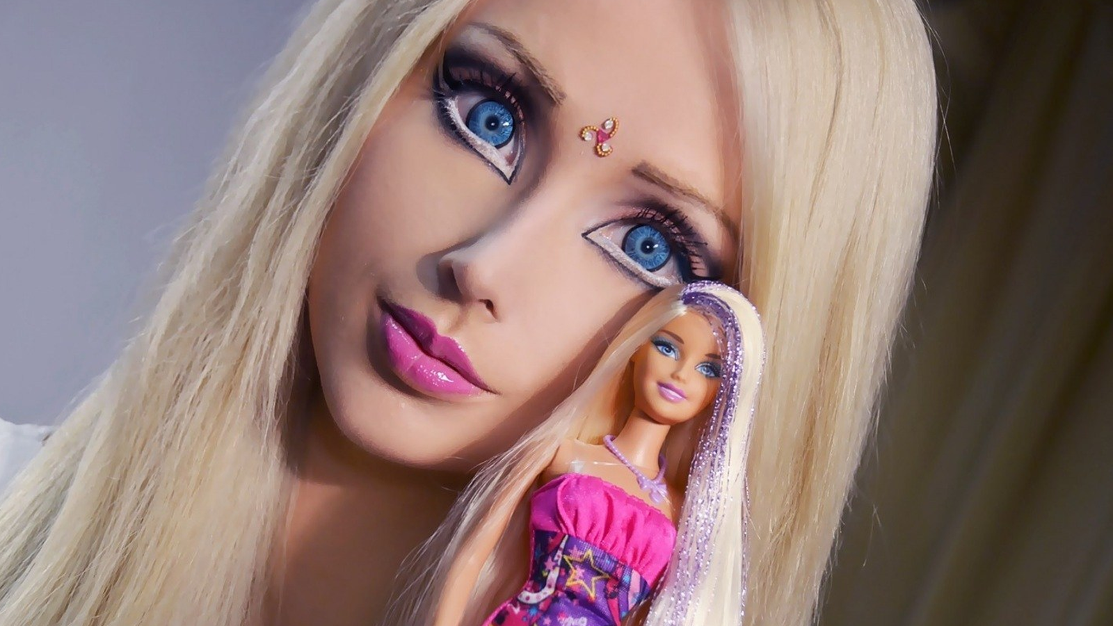 Real Barbie Beauty, only 22 waists, but not her boyfriend, until she took off her Barbie makeup