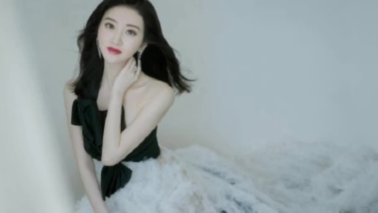 Jing Tian's black-and-white feather skirt is on display with long legs, sexy, elegant and charming.
