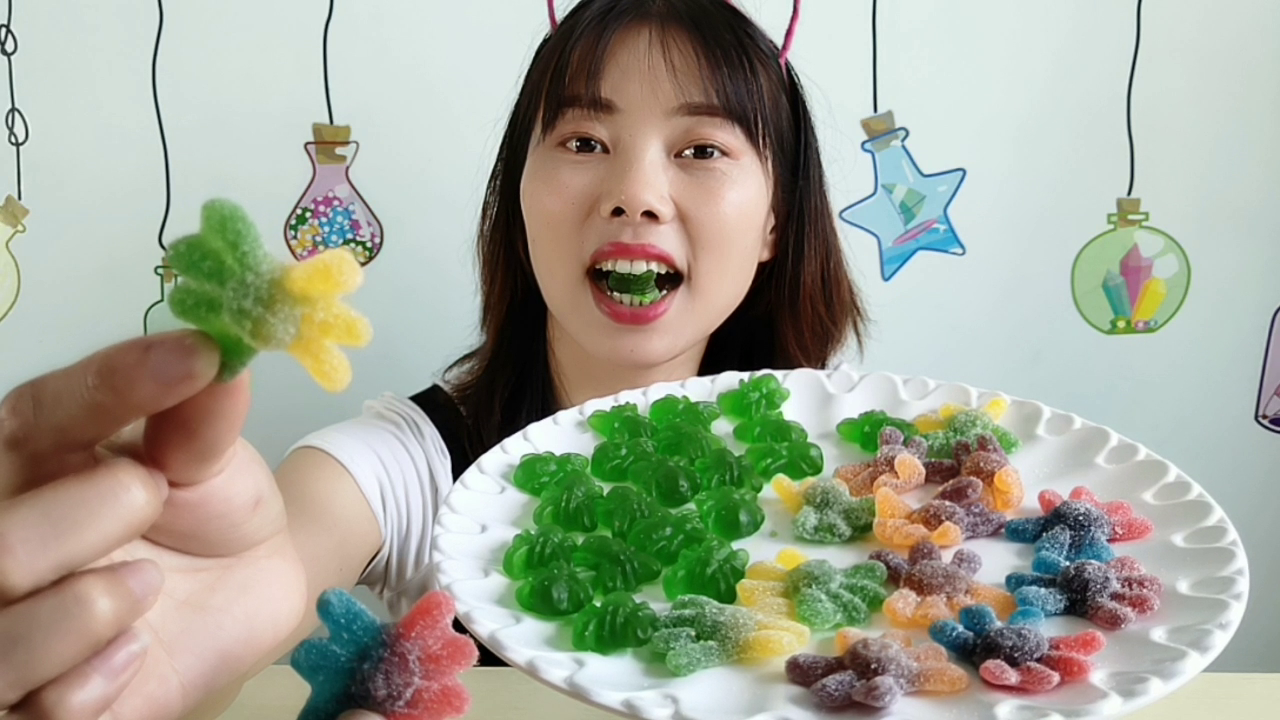Food Dismantling: Girls eat "Spider Rubber Sugar", exotic flower shape is creative, soft and sticky teeth are delicious.