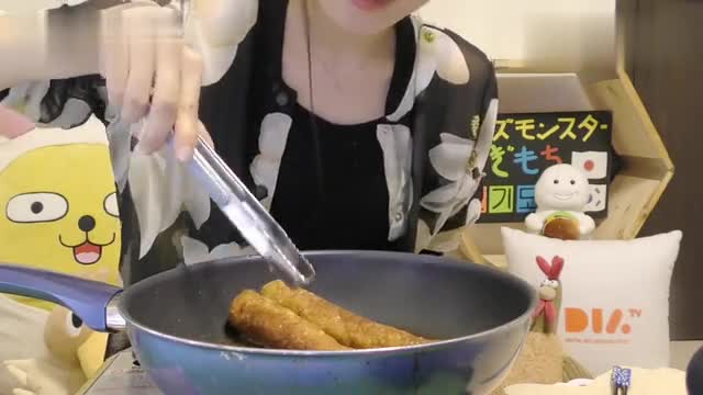 Japan's Mengmei has a process of making fried cheese chicken rolls