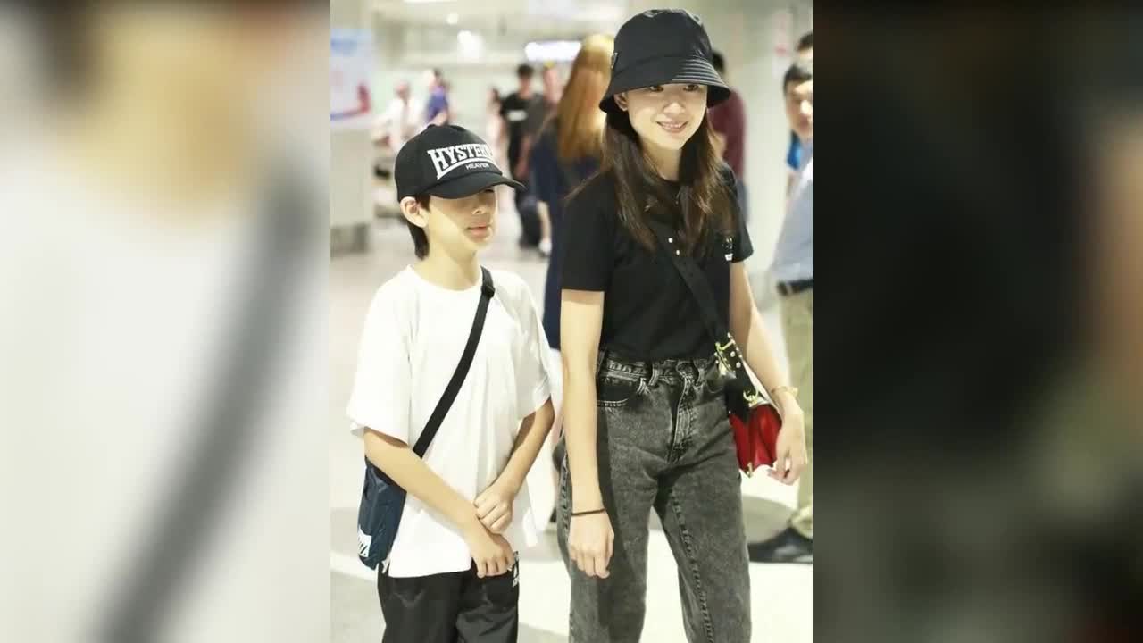 Dong Jie's son appeared at the airport hand in hand. He had become a little man with a high face like his mother in the storm.