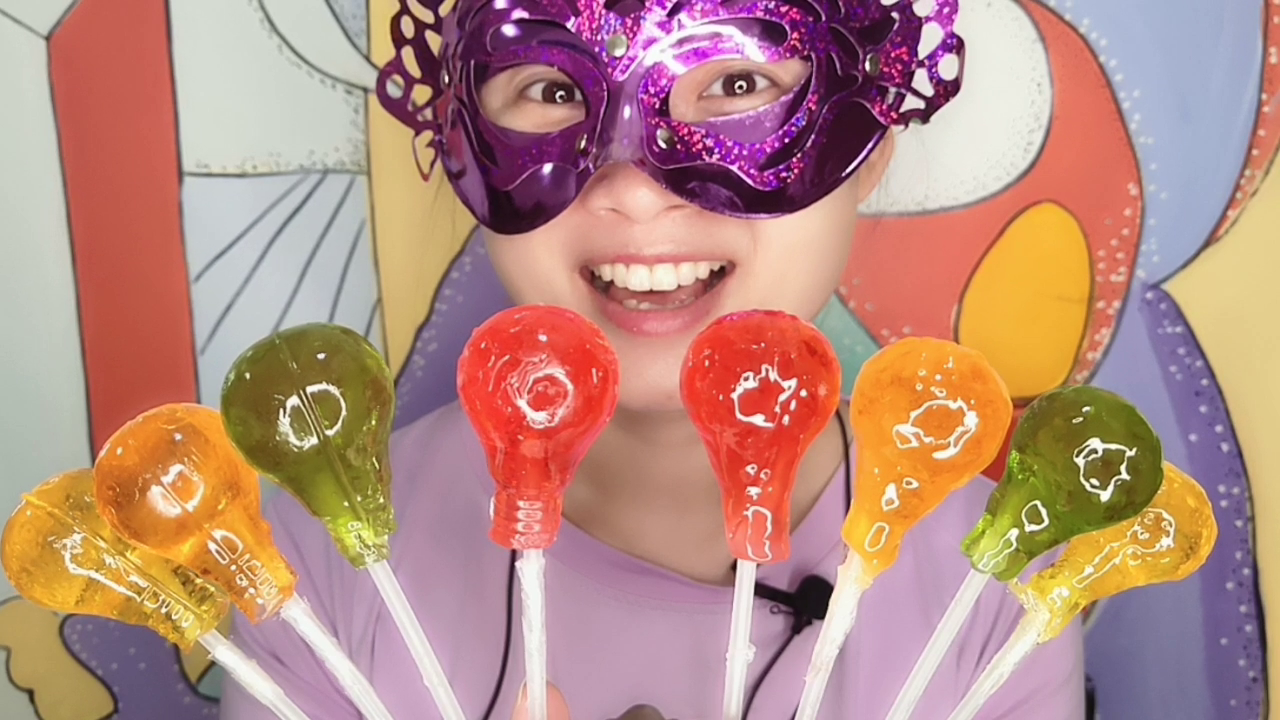 Eat "Little Bulb Lollipop" for girls. Mini is colorful, bright, sweet and interesting.
