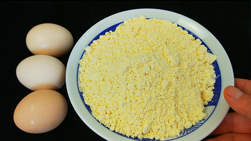 Three eggs, four or two corn noodles, throw them into the pot. After 25 minutes, the meals are ready. They are more fragrant than meat.