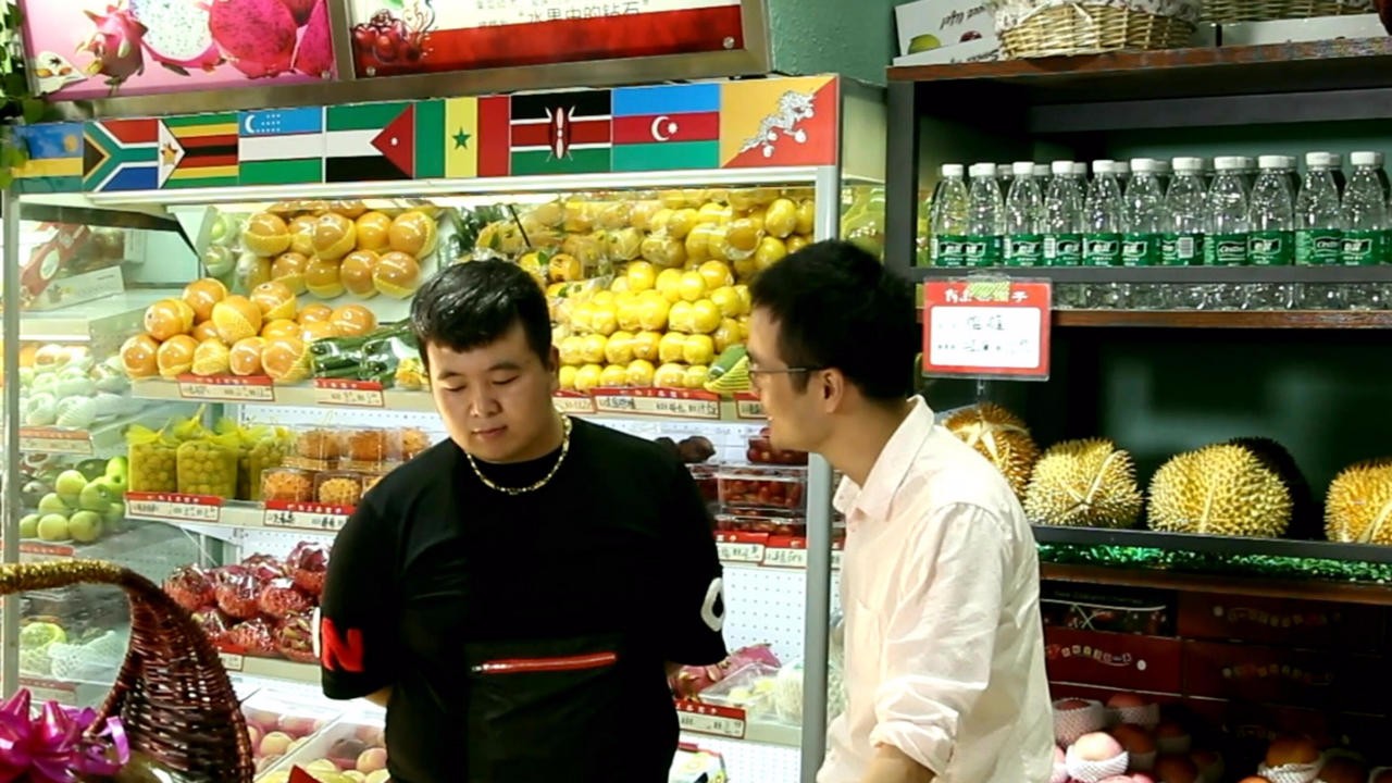 Laughing silly two into the city to buy fruit owner was fooled by a stunned.