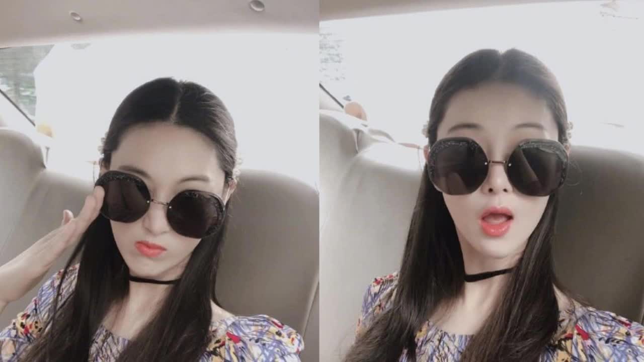 Zhang Xinyu's floral dress with sunglasses is fresh, bright and funny, and even more playful.