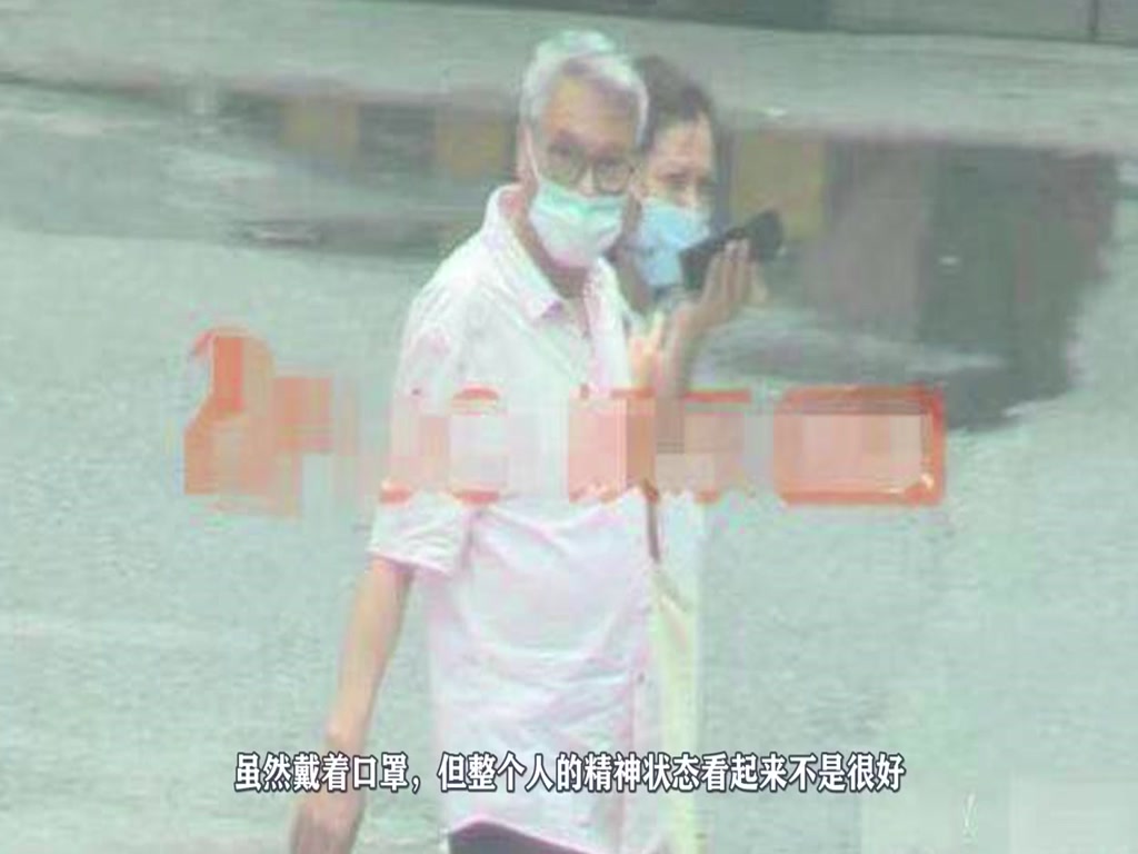 Wu Mengda, 66, is in a worrying state with white hair and exhaustion. He needs help walking.