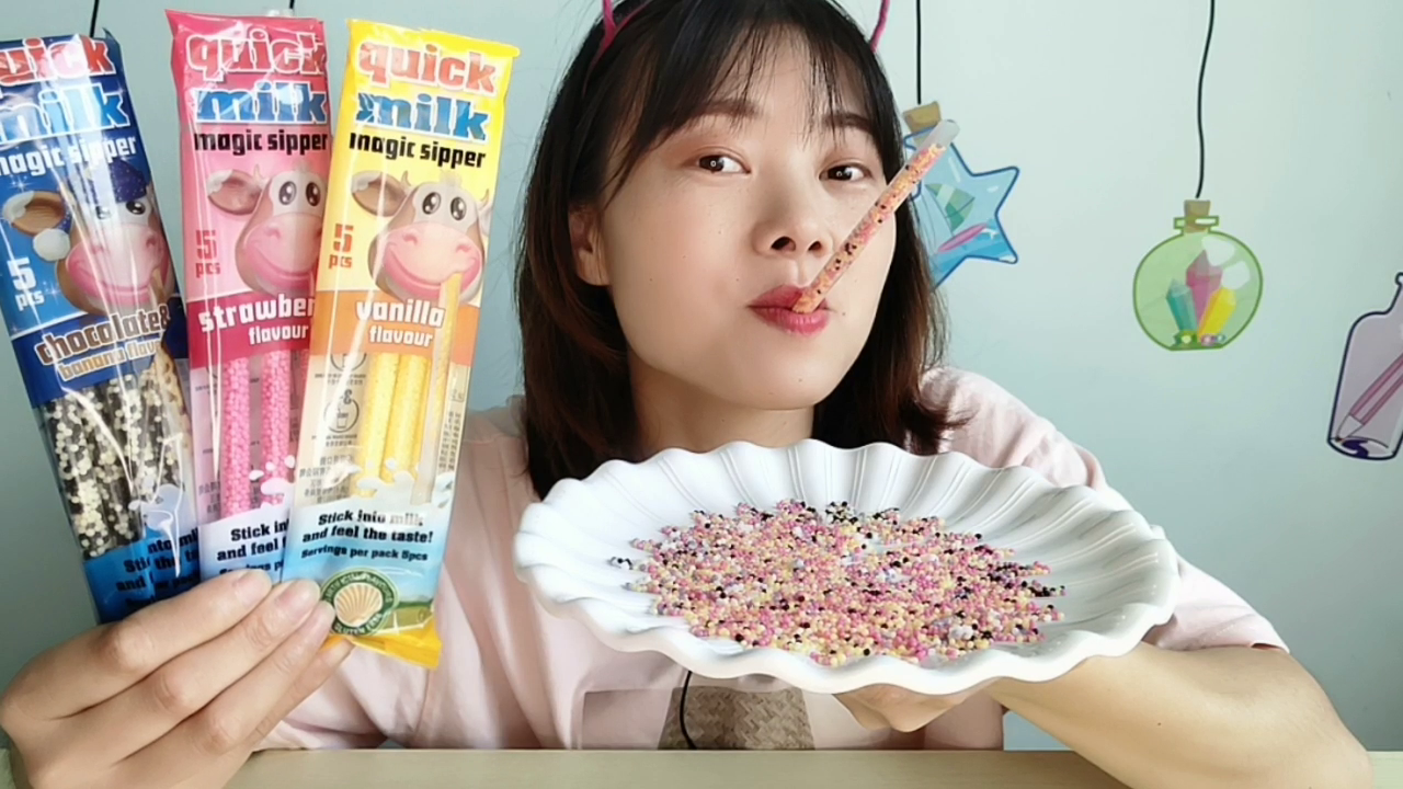 Food Dismantling: Girls eat "straw sugar", creative eating is really interesting, sweet and delicious candy.