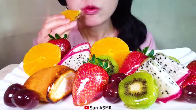 SUN ASMR Mixed Fruit Sugar Hulu and Cotton Sugar Hulu ASMR Sound Chewing Sound (New)