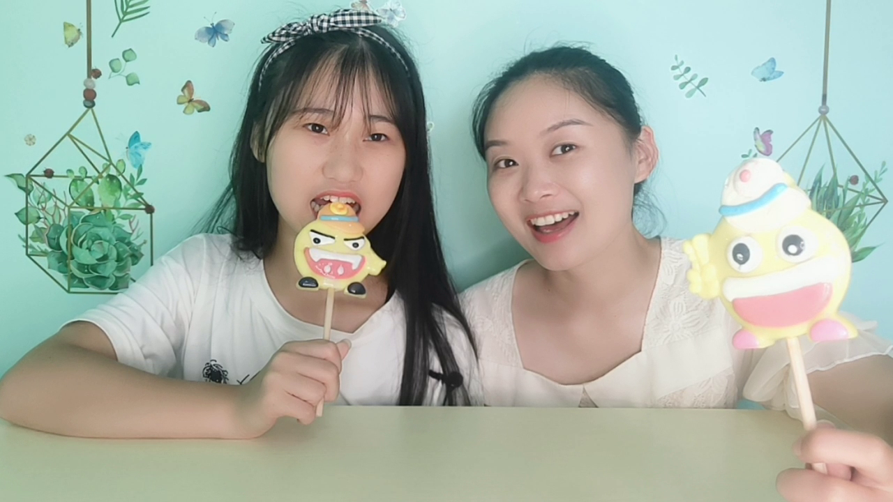 They ate "yellow face with lollipops", cute and funny, with super-strong fruit flavor and good taste.