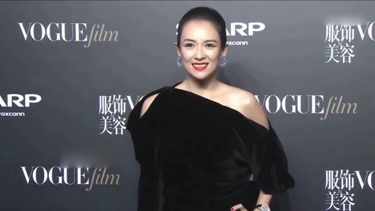 Zhang Ziyi wakes up her three-year-old daughter and dresses like a white-collar mother in private after school.