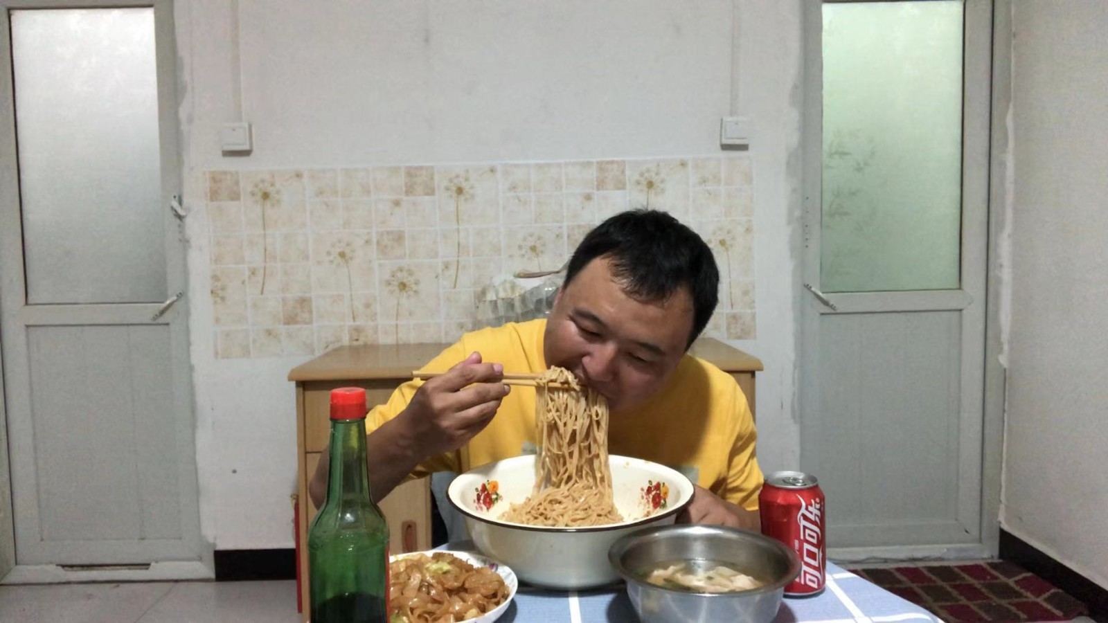 Night attack Shaxian Hotel, 2 pieces of noodles, 1 piece of river flour, 1 piece of flat meat, 1 meal of fanaticism, addiction