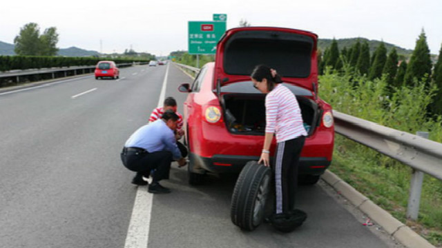 Is it illegal to change tires when overtaking the freeway? Car owners must pay attention to these points.