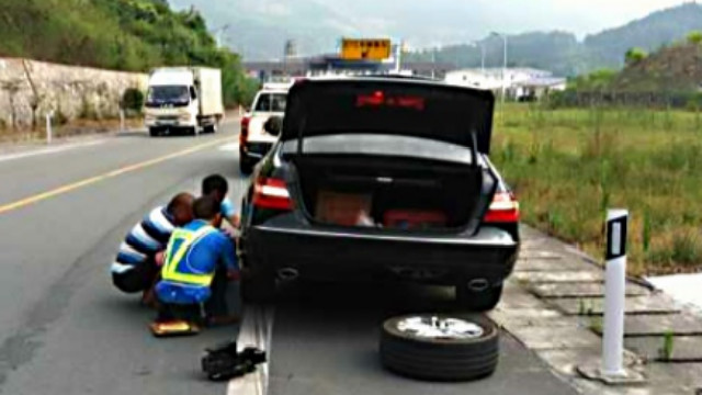 It's too dangerous for a driver to change tires when a car bursts at a high speed and overtakes the lane.