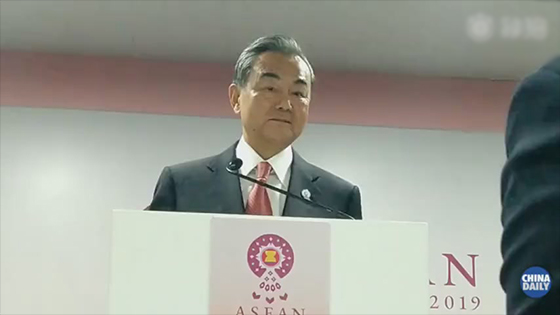 Wang Yi Chinese Foreign Minister praises foreign journalists for good Mandarin.