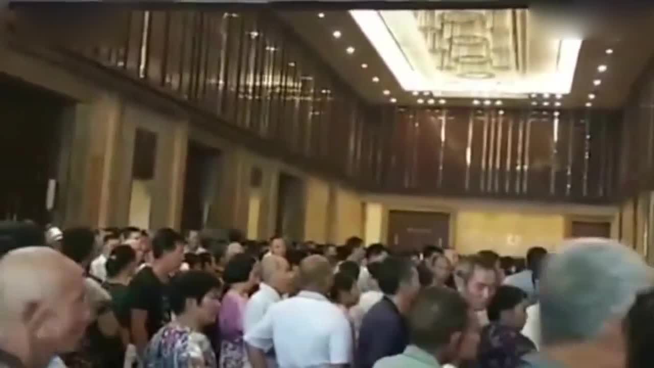 Rich people offered free dinner, which resulted in too many people blocking the hotel and forced it to be cancelled.