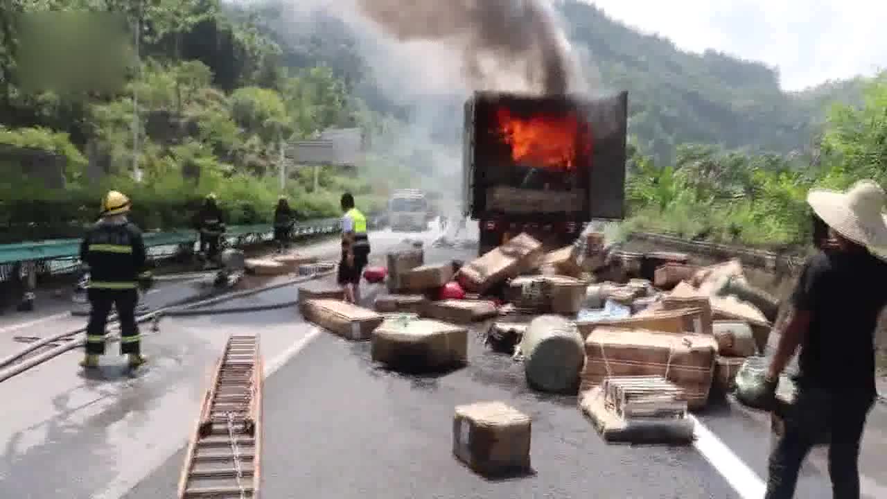Shunfeng express truck caught fire and firefighters rushed to put out the fire