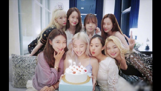Girls' Generation celebrates Tiffany birthday and the selfie is funny and the atmosphere is fun!