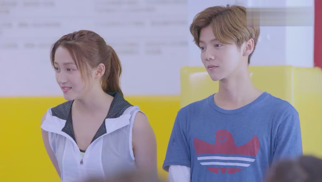 Guan xiaotong and luhan movie sweet combat:Guan Xiaotong gives boxing lessons to children