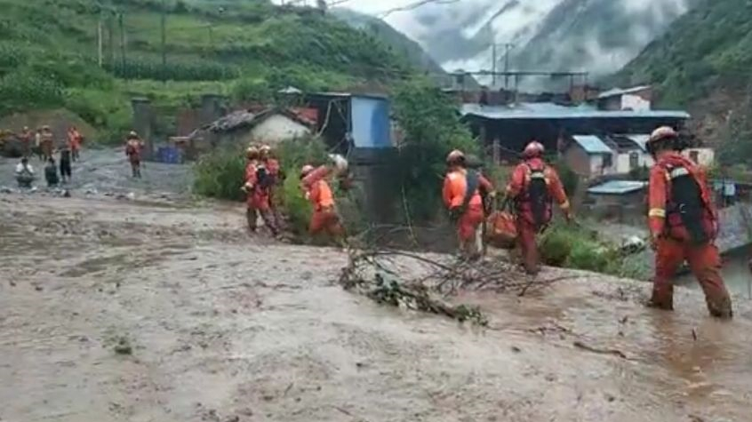 Fire rescue and transfer of 120 trapped people in sudden debris flow in Ganluo, Sichuan