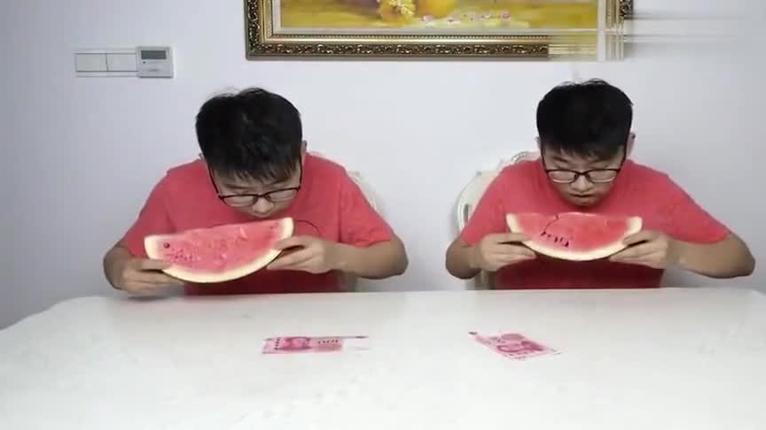 Eat watermelon, two guys in the video game eat watermelon, the result is clear, stunned teammates