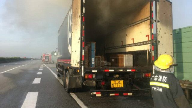 Mother, your express is burning! Shunfeng express truck caught fire and it burned for 4 hours