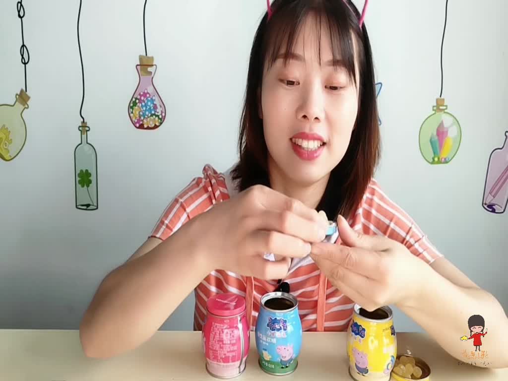 Food dismantling: little sister eats "piggy page soft sweets", Meng Meng Da is very cute, sweet and sour fruit flavor.
