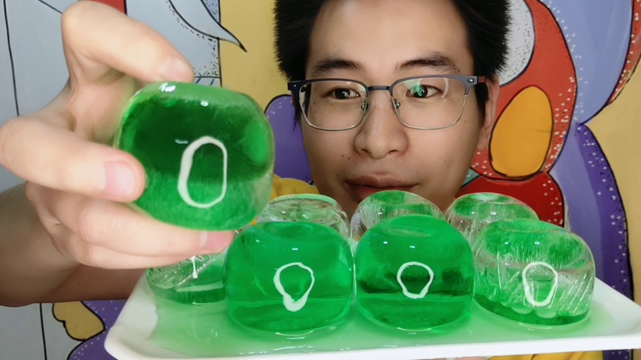 Eat hollow ice, creative apple shaped ice cubes, green transparent and super-beautiful, cool and crisp