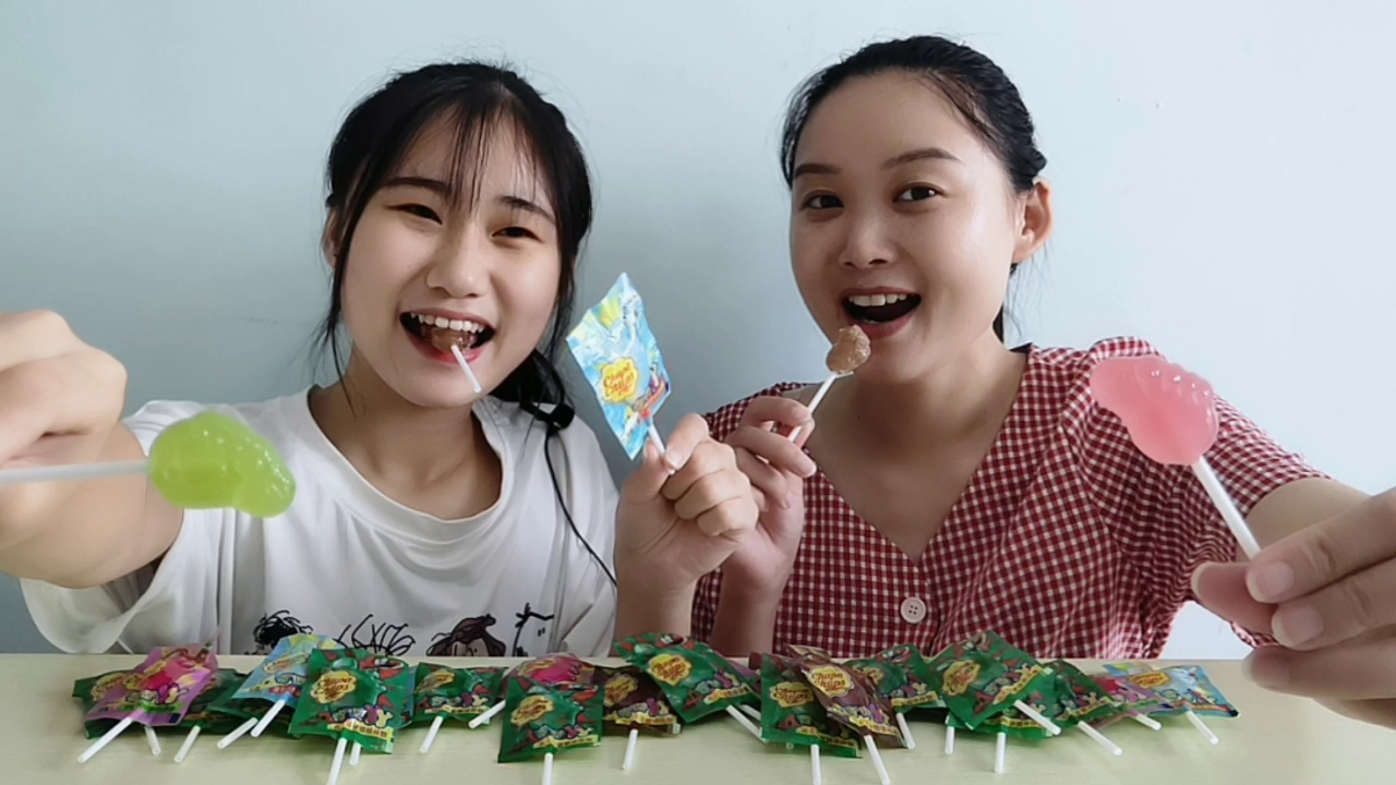 They ate delicious "toe yak lollipops", transparent and colorful, lovely, sweet and superb fruit flavor.