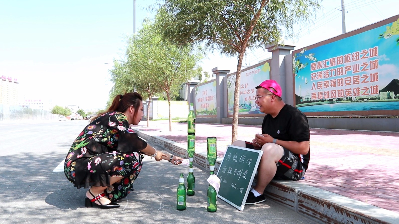 New street scam, bottle not poured 100 yuan, did not want to meet a master, the end is too funny