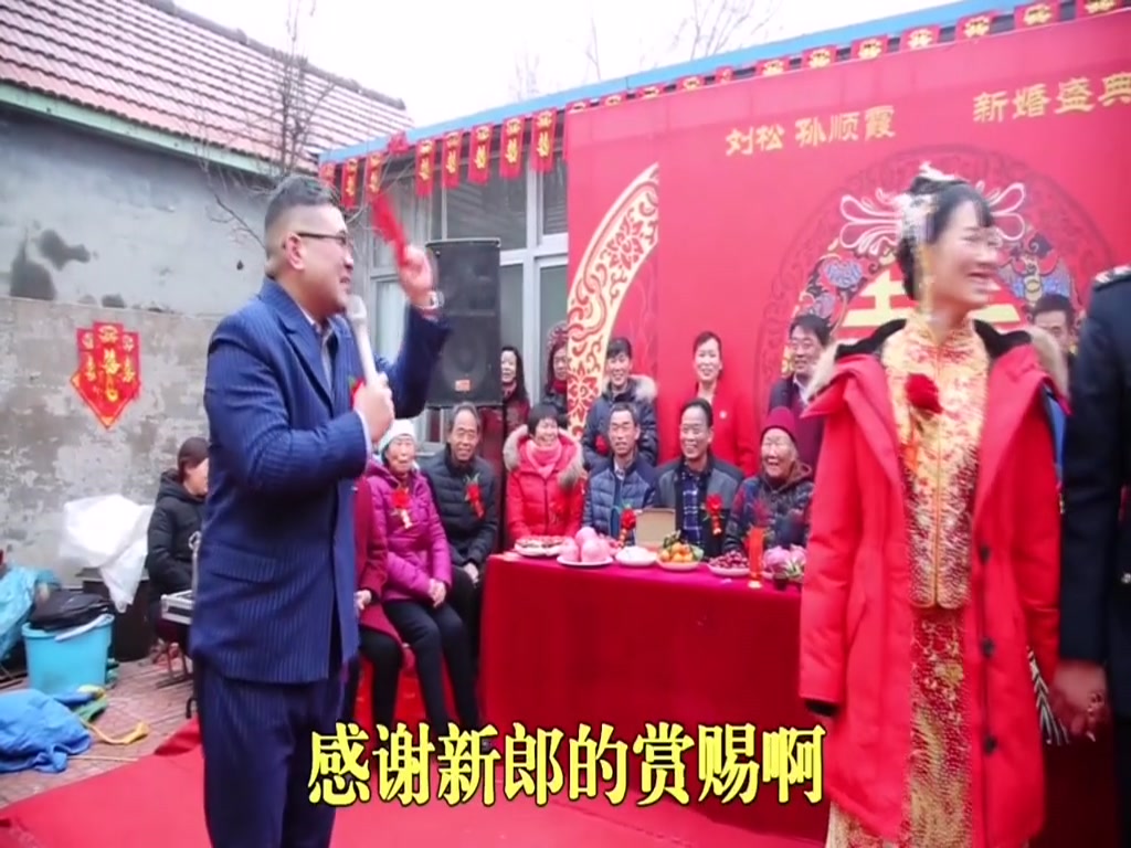 The fashion host said that the groom was embarrassed and hurried to pick up the red envelope.