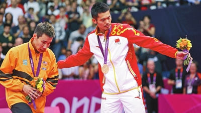 KO Jianlong of Lindan Final, unable to squat down after winning the championship, Li Zongwei personally took a group photo for him to present the award.