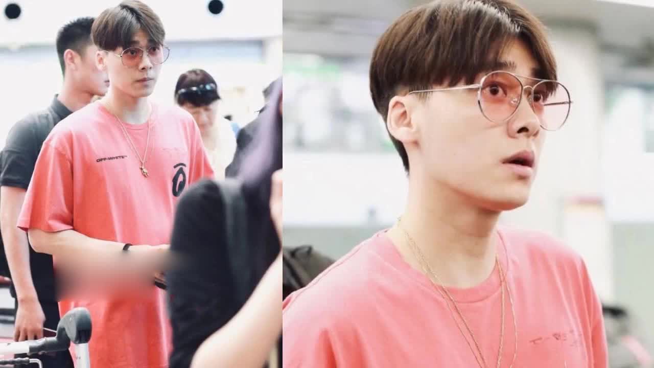 Li Yifeng appeared at the airport because of the hot weather and fancy paper towels, netizens: Ao Jiaofeng