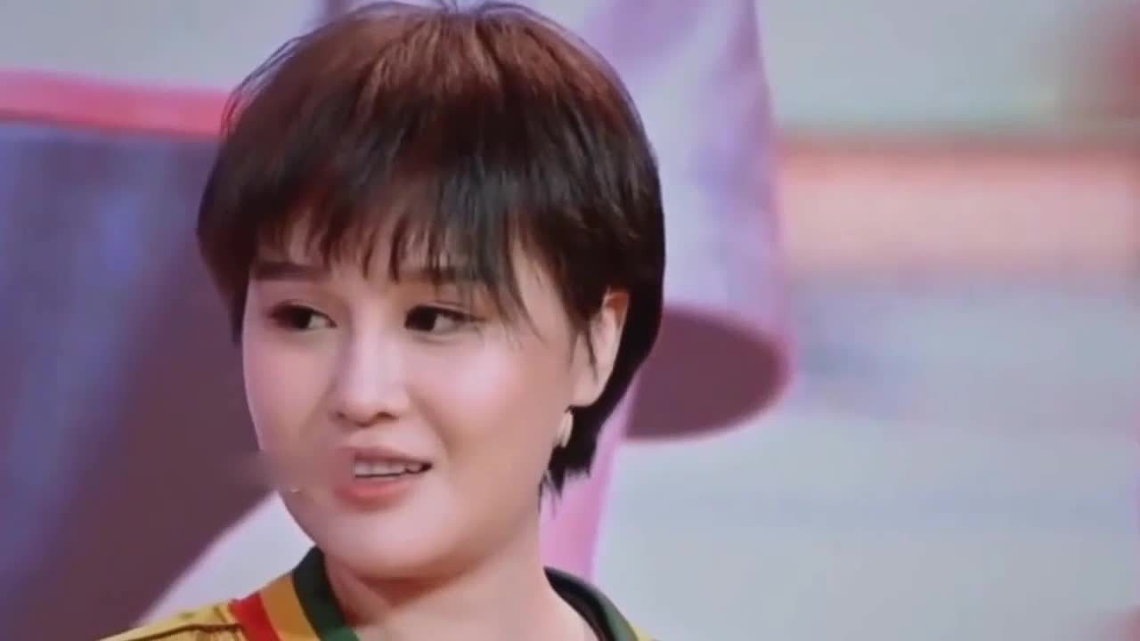 Zhao Benshan's daughter was thrown a cabbage on her face when she was filming, and she smiled and said it was all right.
