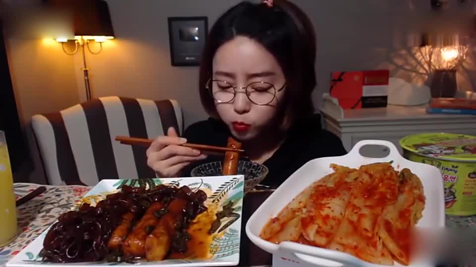 Beauty Super Kawaii Live Eat Fried Chicken with Sauce, Listen to the sound of eating I am hungry