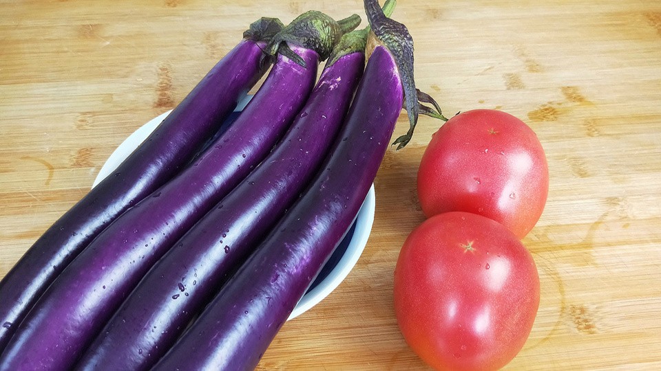 Eat eggplant for 30 years, this is the first time to see, add 2 tomatoes, more fragrant than meat!
