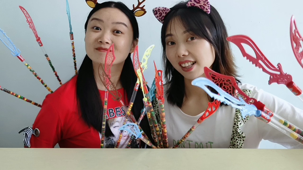 Two girlfriends show their talent by "Dancing Dao and Making Sticks". They sing a song very well. The interesting "Baodao Candy" is very funny.
