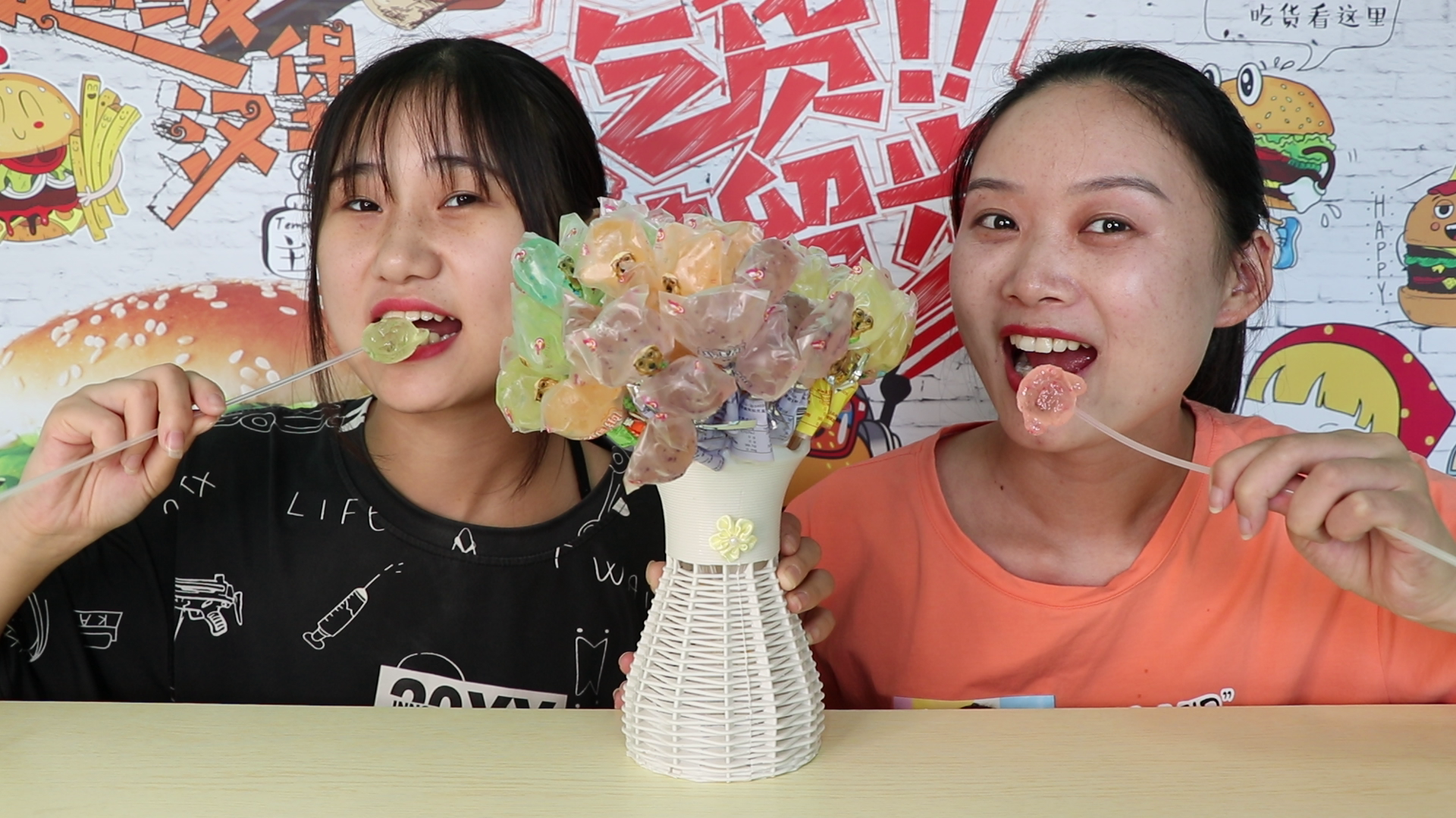 They ate "Single Dog Lollipop", which was colorful and transparent with sweet and fruity flavor.