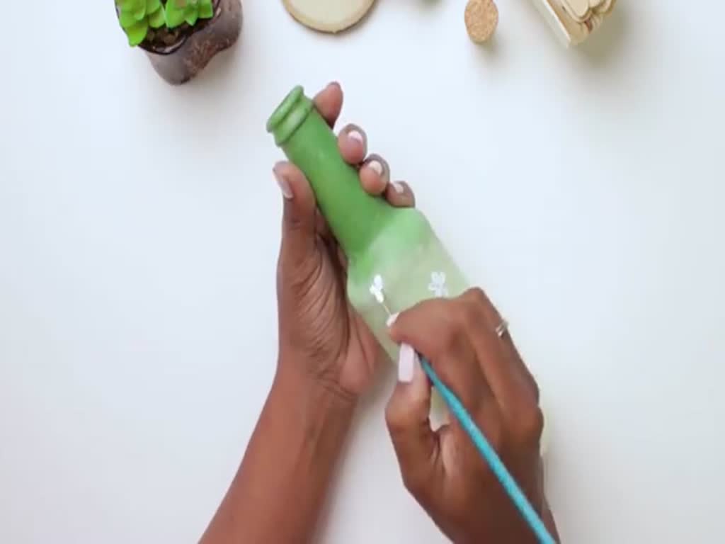 Don't throw away old bottles, turn them into treasures in minutes