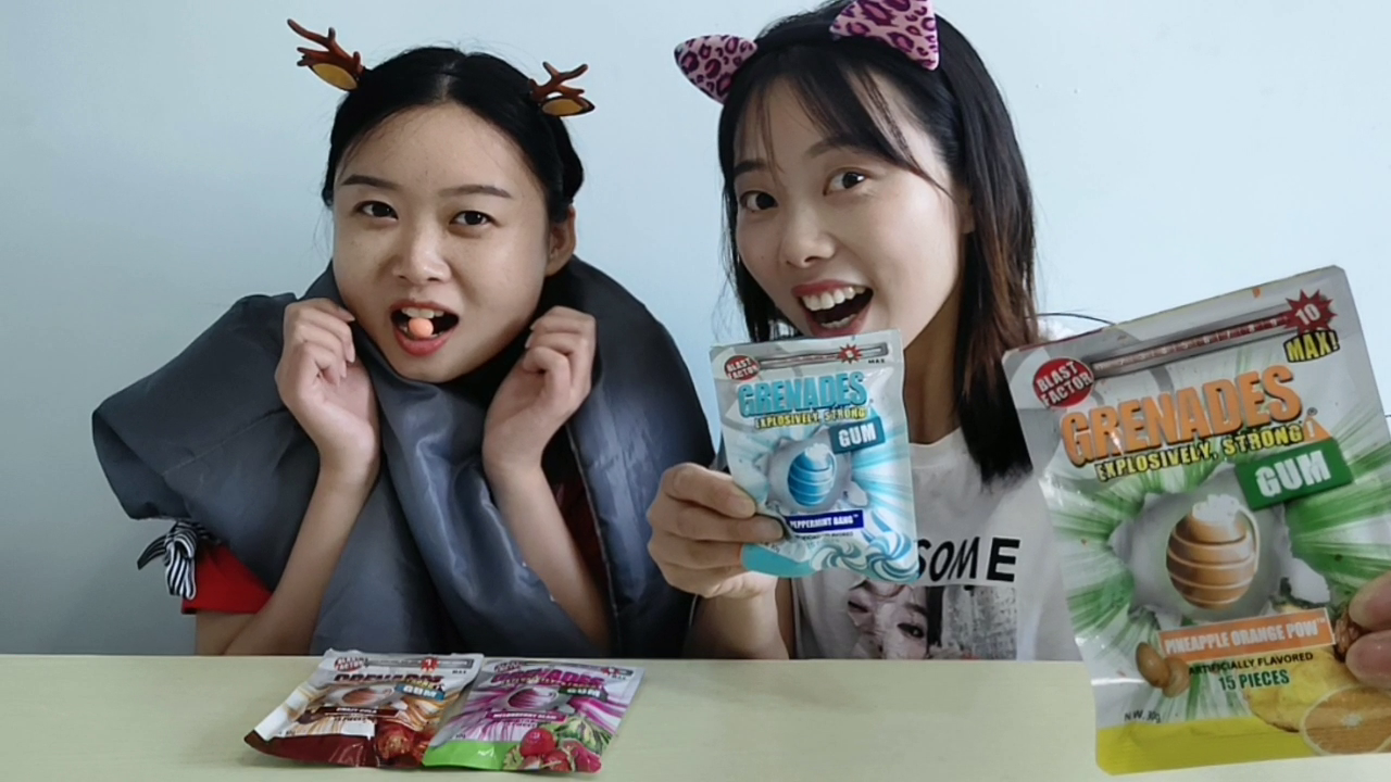 Two girlfriends experience "explosive chewing gum", want to wrap up in summer, feel ten levels of cold and cool