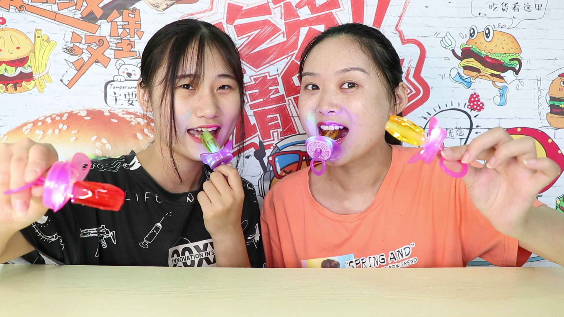 They eat "pacifier whistle candy", which can blow, wear and shine. It's sweet, funny and fun.
