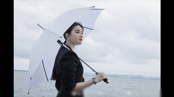 Crystal Liu Yifei suit photo exposure! Walking over the lake and attacking.