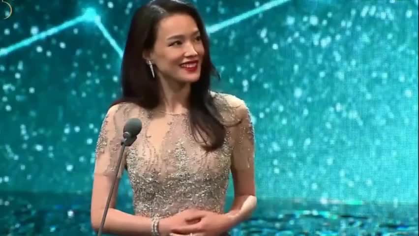 Shu Qi's injury to his cheek is obvious. He insists on the new movie roadshow and publicizes his devotion to his work.